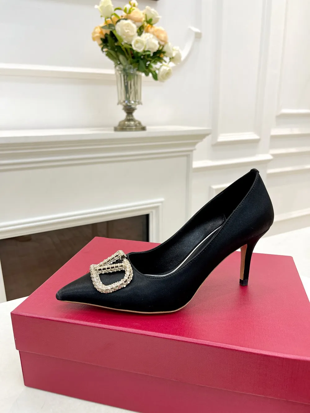 👟👟Ex-factory price 440👟👟 Genuine leather sole +40 Top version 𝑉𝐴𝐿𝐸𝑁𝑇𝐼𝑁𝑂 Valentino new spring and summer women's 8-color single shoes [Latest rhinestone buckle] brings out a full sense of luxury, and the new season will live up to expectations! Worth buying ★Absolutely high-grade❥Original method, Absolute sensibility❥Elegant style, No-frills walking artifact Code number: 35-41 (34-42 customized) Fabric: Imported silk Lining: Sheepskin lining Heel height: 4cm～7.5cm2⃣️A choice of leather outsole Rubber outsole